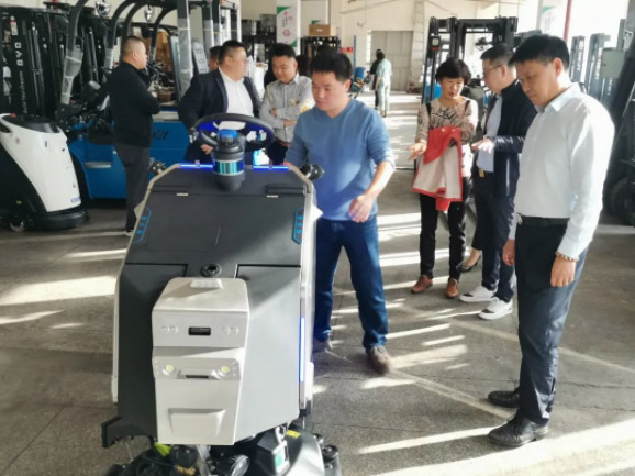 情暖永新昌丨熱烈歡迎廈門總商會舉辦的哈工大會長班同學(xué)光臨廈門永新昌參觀指導(dǎo)。